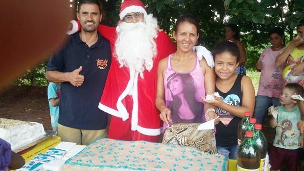 Vereador Careca (à esquerda) agradecendo as doações recebidas para mais um Natal (Foto HR Multimídia)